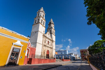 Fototapeta na wymiar Beautiful Cathedral San Francisco de Campeche. 
