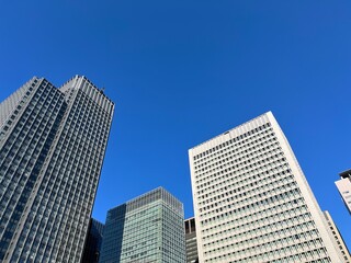 Fototapeta premium 都会のビジネス街のビルと青空