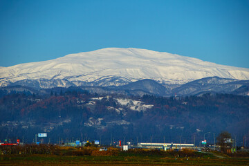 Fototapeta premium 雪を被る月山（日本の山形県）
