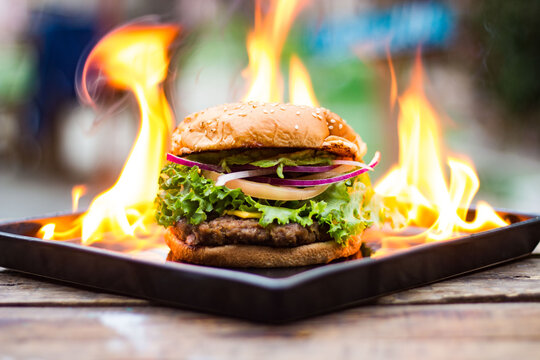 HAMBURGESA SERVIDA SOBRE PLATO EN LLAMAS