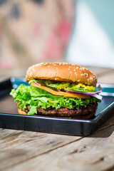 HAMBURGUESA DELICIOSA SERVIDA SOBRE PLATO