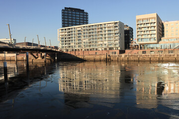 Fototapeta premium Hamburg; Winterliche HafenCity, Baakenhafen an der Baakenhafen-Brücke mit Blick zum Versmannkai