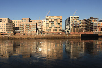 Fototapeta premium Winterliche Hamburger HafenCity; Blick vom Petersenkai über den Baakenhafen auf den Versmannkai