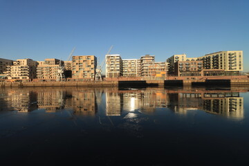 Fototapeta na wymiar Moderner Städtebau in der Hamburger HafenCity; Blick auf den Versmannkai am Baakenhafen (12-2022)