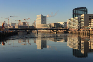 Fototapeta premium Hamburger HafenCity im Dezember 2022; Blick vom Petersenkai über den Baakenhafen zum Überseequartier