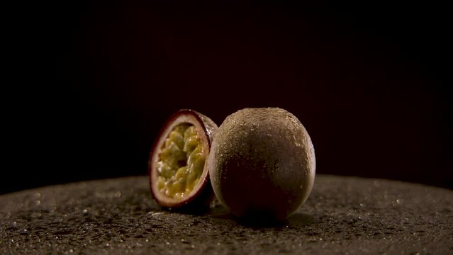 eine frische Passionsfrucht