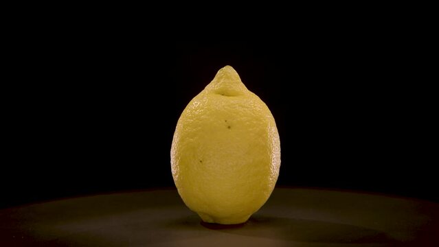 eine ganze Zitrone dreht sich auf einem Drehteller