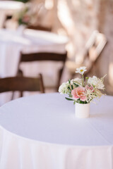 Obraz na płótnie Canvas white flowers in vase , wedding ceremony