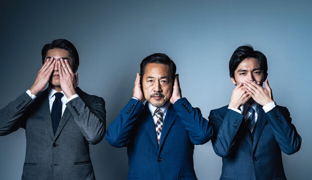 目・耳・口をふさぐビジネスマン　見ざる聞かざる言わざる