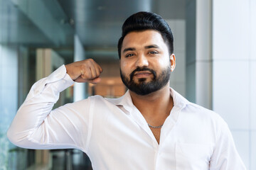Obraz premium Strong and healthy Indian man, business man or office worker