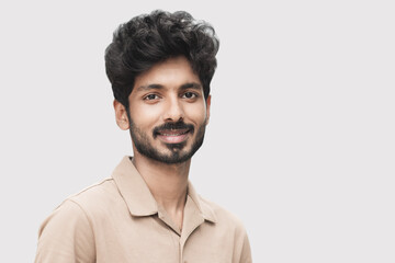 Obraz premium Closeup portrait of handsome smiling young man. Joyful cheerful men studio shot. Isolated on gray background