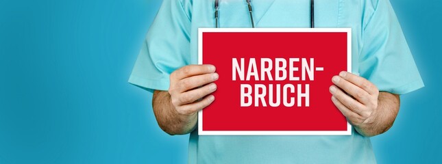 Narbenbruch (Narbenhernie). Arzt zeigt rotes Schild mit medizinischen Wort. Blauer Hintergrund.