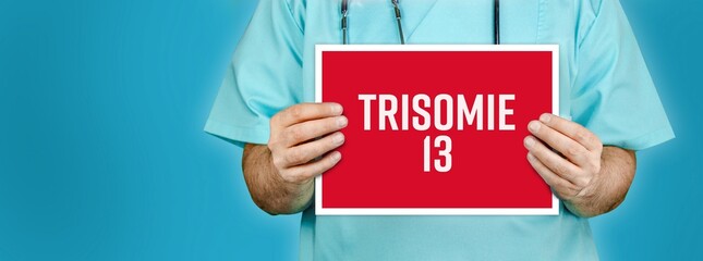 Trisomie 13 (Pätau-Syndrom). Arzt zeigt rotes Schild mit medizinischen Wort. Blauer Hintergrund.