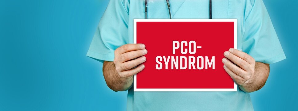 PCO-Syndrom (Polycystisches Ovarialsyndrom). Arzt zeigt rotes Schild mit medizinischen Wort. Blauer Hintergrund.