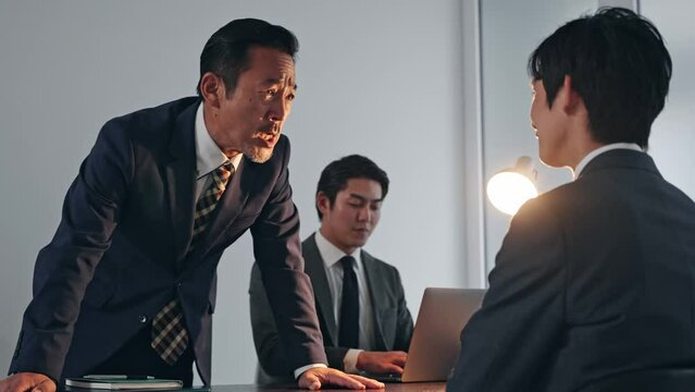 取り調べする刑事と容疑者　刑事ドラマ　自白強要　冤罪
