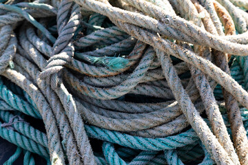 Cuerdas en un puerto pesquero