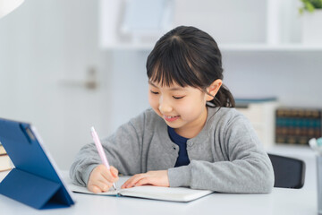 タブレットで勉強する女の子　オンライン授業