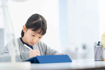 タブレットで勉強する女の子