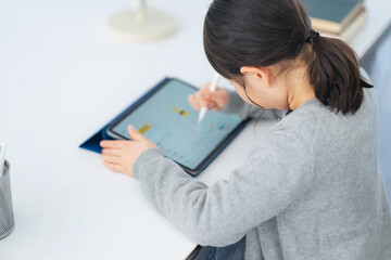 タブレットで勉強する女の子