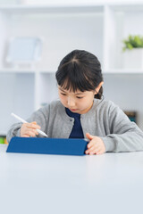 タブレットで勉強する女の子