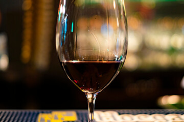 カウンターで赤ワインを飲む
