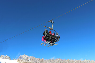 Fototapeta na wymiar スキー場の高速4人リフト