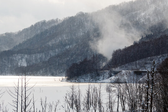 北海道夕張市、シューパロ湖畔の雪煙【12月】