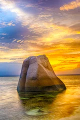 Foto auf Acrylglas Lonely rock in the sea in Seychelles © Fyle