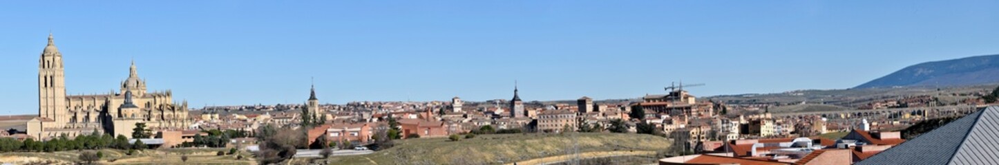 Fototapeta na wymiar Panorámica de la ciudad de Segovia (Castilla y León, España)