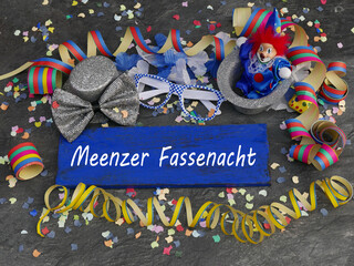 Karnevalszubehör mit dem Text Meenzer Fassenacht.