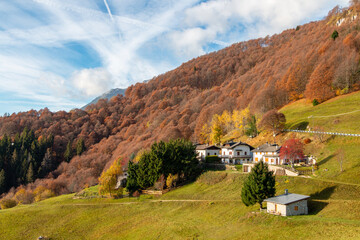 Fototapeta na wymiar small alpine village in an autumn landscape