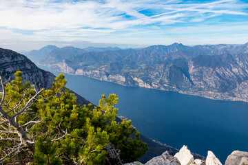 Obraz na płótnie Canvas view of Lake Garda from a panoramic point on Mount Baldo.