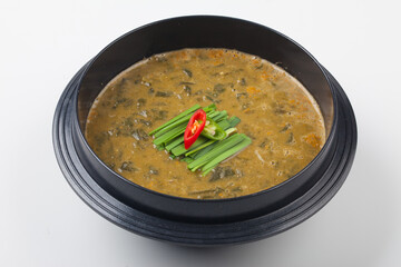Boil the loach and strain it through a sieve, then dissolve the soybean paste in water and boil it with the broth.