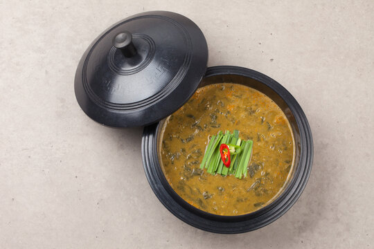 Boil the loach and strain it through a sieve, then dissolve the soybean paste in water and boil it with the broth.