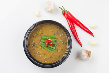 Boil the loach and strain it through a sieve, then dissolve the soybean paste in water and boil it with the broth.