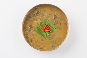 Boil the loach and strain it through a sieve, then dissolve the soybean paste in water and boil it with the broth.