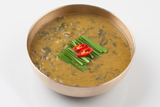 Boil the loach and strain it through a sieve, then dissolve the soybean paste in water and boil it with the broth.