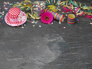 Bunter Geburtstags oder Karnevalshintergrund mit Luftschlangen ,Konfetti und Hut.