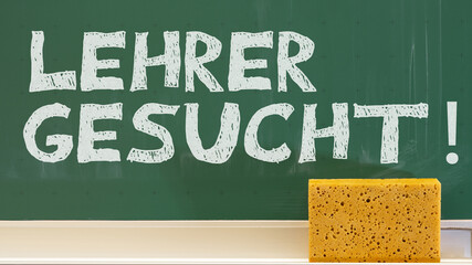 LEHRERMANGEL an deutschen Schulen - Grüne Schultafel in einem Klassenzimmer, mit der Aufschrift:...