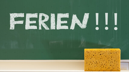 Grüne Kreidetafel Schultafel, mit der Aufschrift: FERIEN !