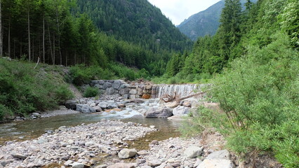 Flusslauf in den Bergen von Italien im Norden