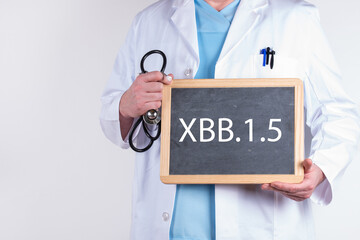 Arzt mit einer Tafel auf der XBB.1.5 für die neue Omikronvariante