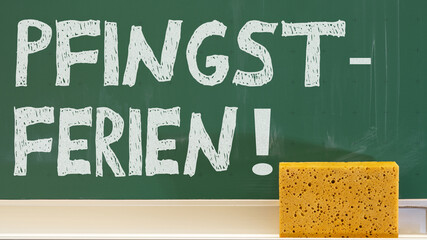 Grüne Kreidetafel Schultafel, mit der Aufschrift: PFINGSTFERIEN !
