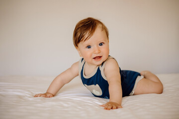 Fototapeta premium baby sitting on the floor