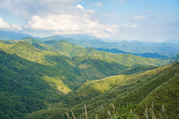 Fototapeta na wymiar 登山道から眺める山間部の風景　タイ・カムペーンペット