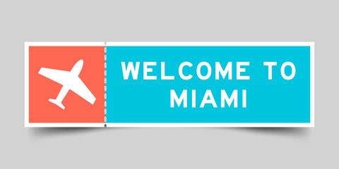 Obraz premium Orange and blue color ticket with plane icon and word welcome to miami on gray background