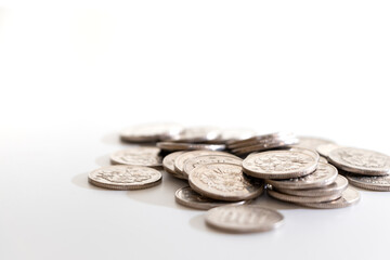 机の上にたくさんの百円玉