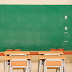 3月 は 卒業 の 季節　【 生徒 のいない 教室 の イメージ 】