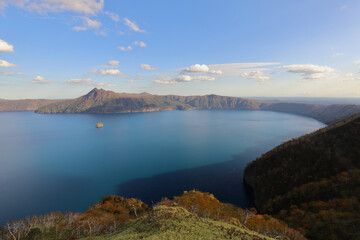 Fototapeta na wymiar 紅葉と青い湖面が美しい摩周湖