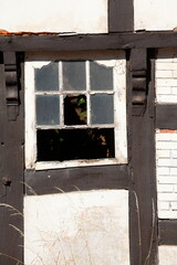 Kaputtes Fenster an einem alten, Verfallenen Fachwerkhaus, Deutschland